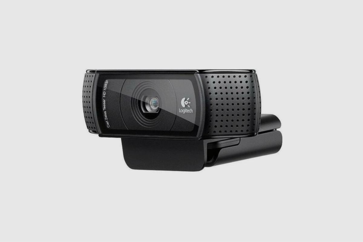 Does the Logitech C920 have speakers_